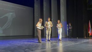 Министър Георгиев връчи специална награда в ученически конкурс